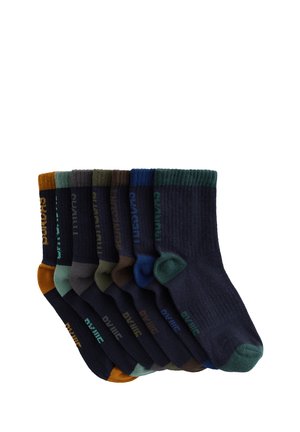 Sieben Paar dunkel gefärbte Crew-Socken mit verschiedenfarbigen Fersen, Zehen und Bündchen, in einer Reihe auf weißem Hintergrund angeordnet.