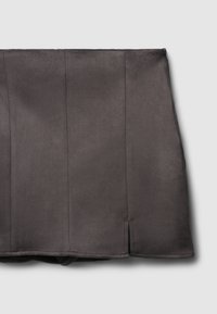 Dunkelgrauer, satinähnlicher Rock mit glatter Textur, vertikalen Nähten und geradem Schnitt, endet knapp über dem Saum.