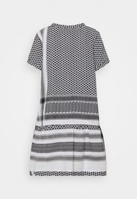 Sukienka z krótkim rękawem w czarno-białe wzory geometryczne, z mixem tekstur i pasków. Lekka tkanina, długość do kolan.