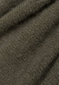 Texturiertes olivgrünes Strickgewebe mit weichen Fasern, das ein geripptes Muster und eine leicht flauschige Oberfläche zeigt.