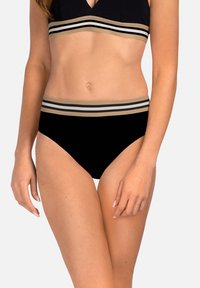 Czarny dół bikini z szerokim elastycznym pasem, ozdobiony poziomymi paskami w kolorze kremowym, czarnym i jasnobrązowym. Gładka faktura materiału.