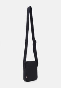 Borsa a tracolla nera con forma rettangolare, materiale in tessuto, tracolla regolabile e scomparto con zip. Design minimalista, senza motivi.