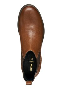 Botín de cuero marrón hasta el tobillo con paneles laterales elásticos, detalles texturizados y punta redondeada. Cuenta con una plantilla acolchada y una suela duradera.