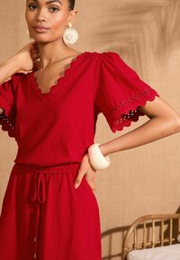 Love & Roses REGULAR FIT - SCALLOP V-NECK  - Džersejové šaty - red