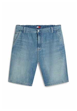 Pantalones cortos vaqueros azul claro con bolsillos frontales, trabillas para cinturón, cierre de botón y detalle de cintura elástica, mostrados sobre un fondo blanco.