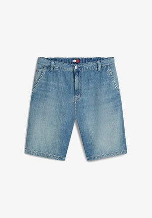 Lyseblå denimshorts med forlommer, bæltestropper, knaplukning og elastik i taljen, vist på en hvid baggrund.