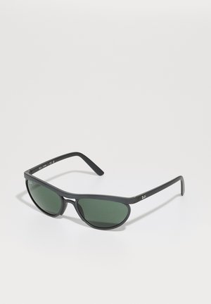 Gafas de sol con montura de plástico negro, lentes verdes y un diseño envolvente y elegante. Presenta un sutil logo en las varillas.