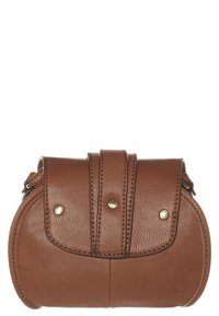Bolso de mano de cuero marrón con forma redondeada, que cuenta con cierre de solapa, tachuelas en tono dorado y detalles de costura en la parte superior. Acabado compacto y texturizado.