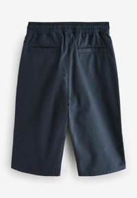 Marineblå shorts med elastisk talje, to baglommer og en glat overflade; knælang.