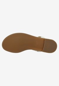 Sole in gomma marrone con righe testurizzate, etichettata "Clarks". Parte superiore bianca con due ampie cinghie per una presa sicura e comfort. Design piatto.