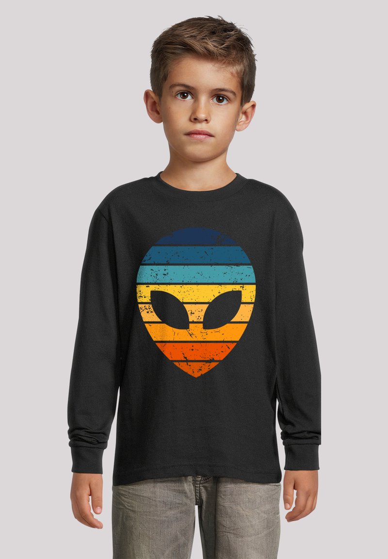 Schwarzes Langarmshirt mit einem verzerrten Alien-Gesicht als Grafik, das horizontale Streifen in Blau, Türkis, Orange und Gelb zeigt.