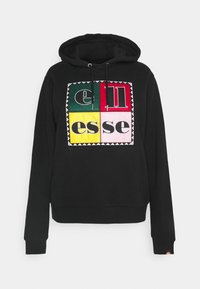 Černá mikina s kapucí s mnohobarevným čtvercovým logem, které má zelené, červené, žluté a růžové panely, obkreslené bílým cik-cak vzorem.