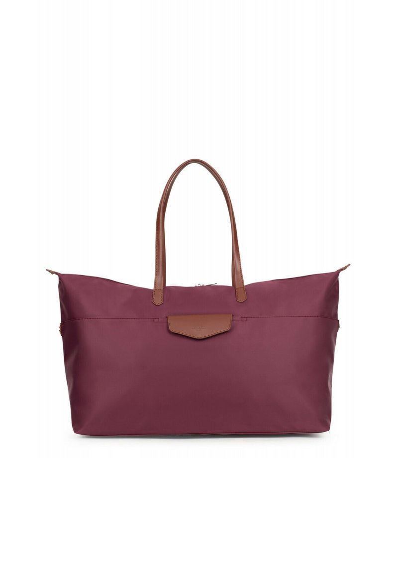 Grande borsa tote bordeaux realizzata in tessuto liscio, con manici in pelle marrone e una tasca frontale piatta con chiusura a scatto. Chiusura superiore con zip.