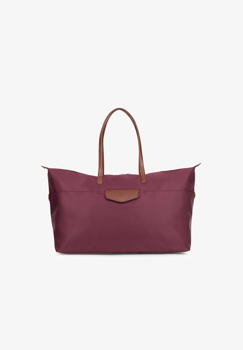 Grote bordeauxrode tote bag van gladde stof, met bruine leren handvatten en een platte voorzak met drukknoopsluiting. Met rits aan de bovenkant.