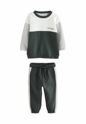 Dunkelgrüner und grauer, farblich abgesetzter Sweatshirt mit langen Ärmeln, rundem Halsausschnitt und Text. Passende dunkelgrüne Jogginghosen mit Seitentaschen.