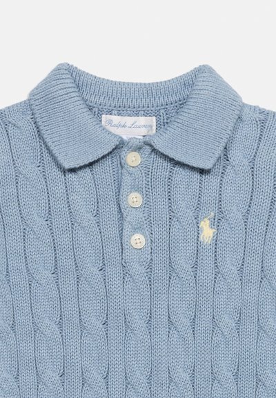 Jasnoniebieski sweter w splot warkoczowy z kołnierzykiem, trzema białymi guzikami oraz małym haftowanym logo konia Polo Ralph Lauren na piersi.