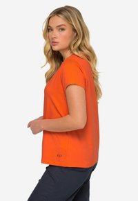 LAURASØN KLEINER KNOTEN V-AUSSCHNITT HALBARM - T-shirt basic - bright orange