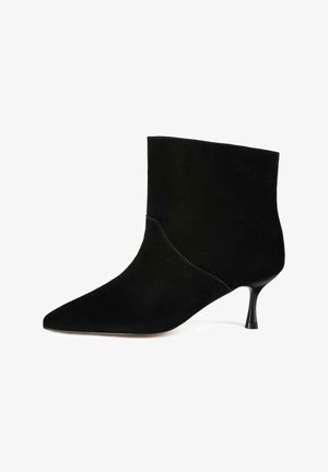 Bottine en daim noir avec une pointe fine, une silhouette ajustée et un talon fin noir. Présente des coutures nettes et une texture lisse.