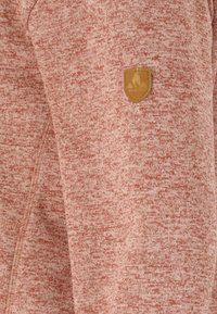 Röd melerade hoodie med en texturerad tyg, prydd med en liten brun läderlapp som visar varumärkets logotyp på vänster ärm.