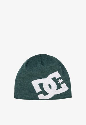 Zielona wełniana czapka z teksturowanym wykończeniem, z wyraźnym białym logo DC oraz wzorem gwiazdy z przodu. Miękka tkanina.