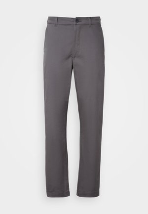 Calças cinzas em mistura de algodão com corte de perna reta, apresentando fecho com botão e passantes para cinto, textura suave e sem padrões visíveis.