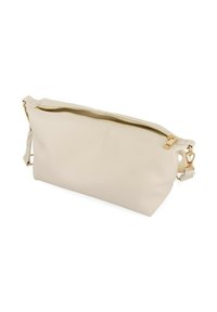 Bolso de mano sintético beige con una cremallera dorada, forma rectangular, textura suave y una correa desmontable para opciones de transporte versátiles.