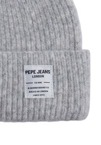 Siva pletena kapa s rebrastom teksturom i wovenu etiketom s natpisom "Pepe Jeans London" i dodatnim podacima o marki.