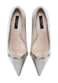 Décolleté argentato in satin, con punta a chiocciola e dettagli in catena dorata. Interno foderato in beige con etichetta del marchio "Gattinoni Roma."
