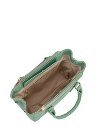 Borsa in pelle verde con un bordo ondulato, scomparti con doppia cerniera e fodera interna beige. Presenta accessori in tonalità oro e una tracolla removibile.