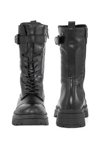 Czarne skórzane botki za kostkę z sznurowanym przodem, bocznym zamkiem błyskawicznym i akcentami w postaci klamr; grube gumowe podeszwy z teksturowanym bieżnikiem zapewniającym przyczepność.