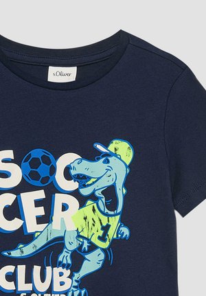 Granatowa koszulka z kreskówkowym niebieskim dinozaurem w neonowo zielonej koszulce i czapce, grającym w piłkę nożną, z napisem "Klub Piłkarski".