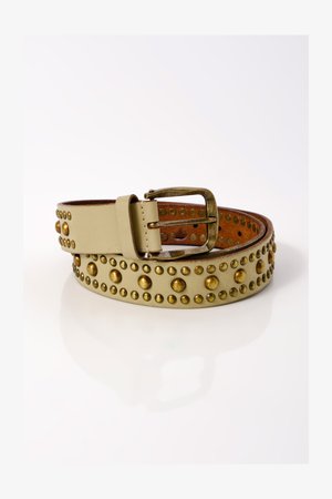 Cintura in pelle beige arrotolata con fibbia in ottone e borchie decorative in ottone di dimensioni variabili che fiancheggiano entrambi i bordi.