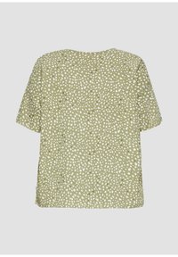 Koszula z krótkim rękawem w jasnym oliwkowym kolorze z teksturowanym wzorem rozproszonych białych kropek, posiadająca okrągły dekolt i luźny krój.