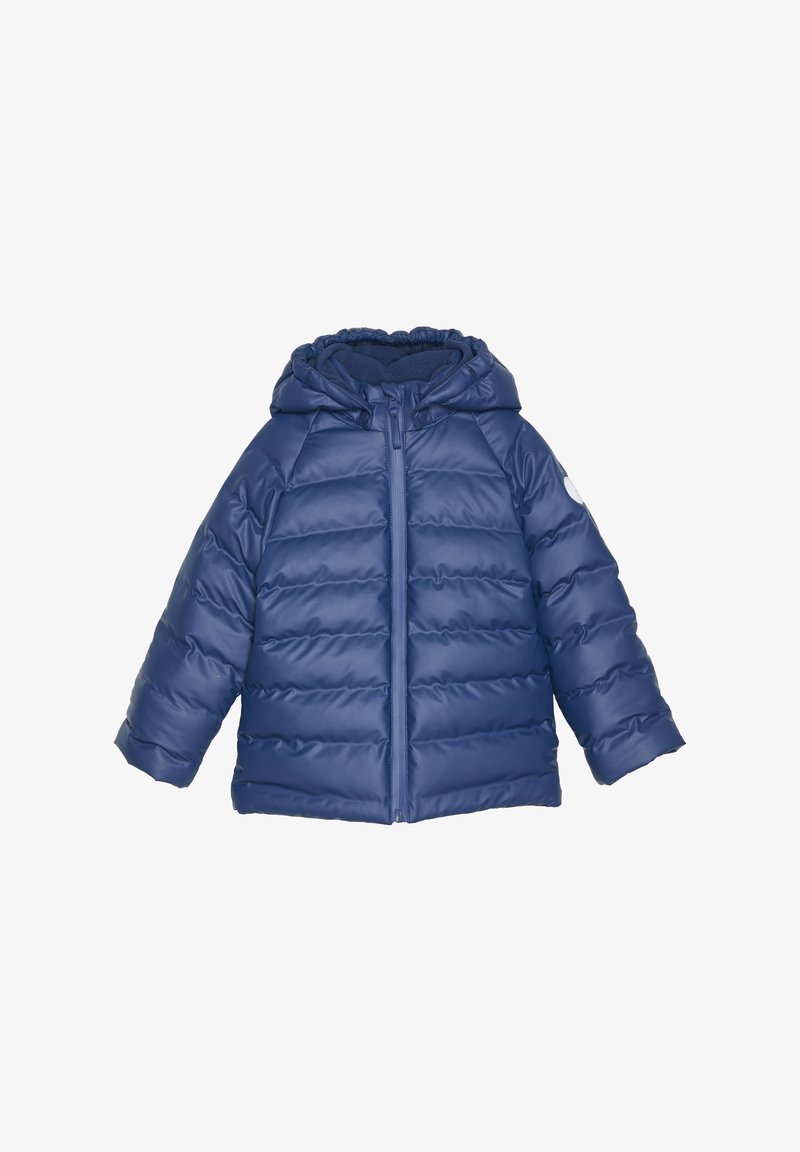 Blå puffjacka med huva, tillverkad av ett glänsande, slätt material. Har horisontell sömnad och dragkedja fram. Inga synliga mönster.