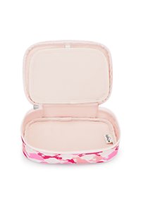 Kleines rechteckiges Federmäppchen mit rosa Camouflage-Muster, geöffnet und mit weichem hellrosa Innenfutter sowie Kipling-Logoschildchen im Inneren.