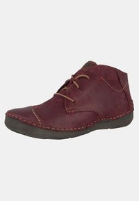 Bottines en cuir bordeaux avec lacets marron, bout rond, couture visible et semelle en caoutchouc basse. Design minimaliste avec des accents subtils.