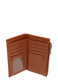 Bruine leren portemonnee met meerdere kaartsleuven, een doorzichtige ID-venster en een ritscompartiment. Glad textuur en goudkleurige hardware.