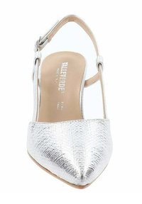 Scarpa slingback argento con punta affusolata, realizzata in materiale metallico testurizzato. Presenta una sottile cinghia alla caviglia e una soletta color tan.