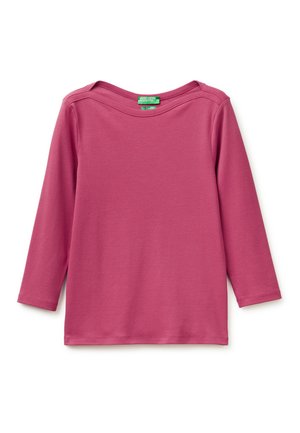 Różowa koszulka dziecięca z długim rękawem, z dekoltem w kształcie łódki i zieloną metką United Colors of Benetton na białym tle.