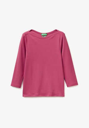 Roze kindershirt met lange mouwen en boothals, met groene United Colors of Benetton-label op witte achtergrond.