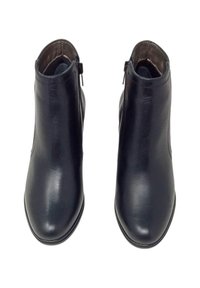 Stivaletti neri in pelle con un design elegante, punta rotonda, chiusura con cerniera laterale e texture liscia. Nessun motivo o dettaglio visibile.