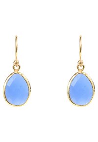 Arany könnycsepp fülbevalók, amelyeken egy fazettált, világoskék drágakő található egy textúrált arany foglalatban, egyszerű arany kampóval a rögzítéshez.