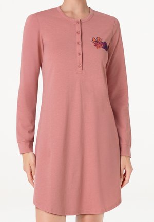 Vestito a maniche lunghe color rosa polvere con cinque bottoni sul petto e un piccolo motivo floreale sul lato sinistro.