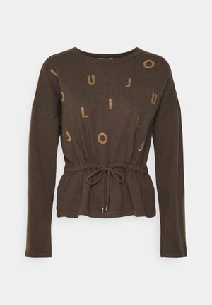 Braunes langärmeliges Strickoberteil mit Rundhalsausschnitt, goldfarbenen Buchstabenverzierungen und einem Taillenbund mit Tunnelzug und vorn gebundenem Schleifenband.