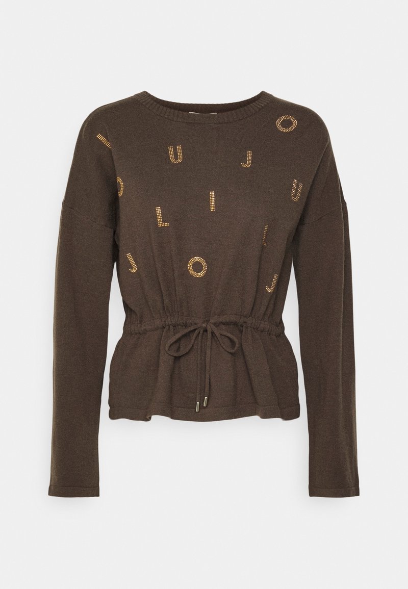 Haut en maille à manches longues marron avec col rond, ornements de lettres dorées, et taille ajustée à cordon avec nœud noué à l'avant.