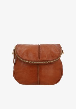 Brūna ādas plecu soma ar izliekta rāvējslēdzēja vāku un redzamām šūšanas detaļām uz balta fona.