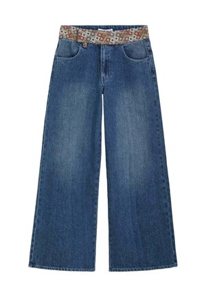 Vaqueros de denim azul de pierna ancha con una cinturilla de tela marrón y beige estampada y bolsillos delanteros sobre un fondo blanco.