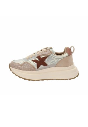 Sneaker avec une tige argentée métallique, des accents en suède beige, un logo étoile marron, une pointe texturée et une épaisse semelle blanche avec une semelle extérieure beige.