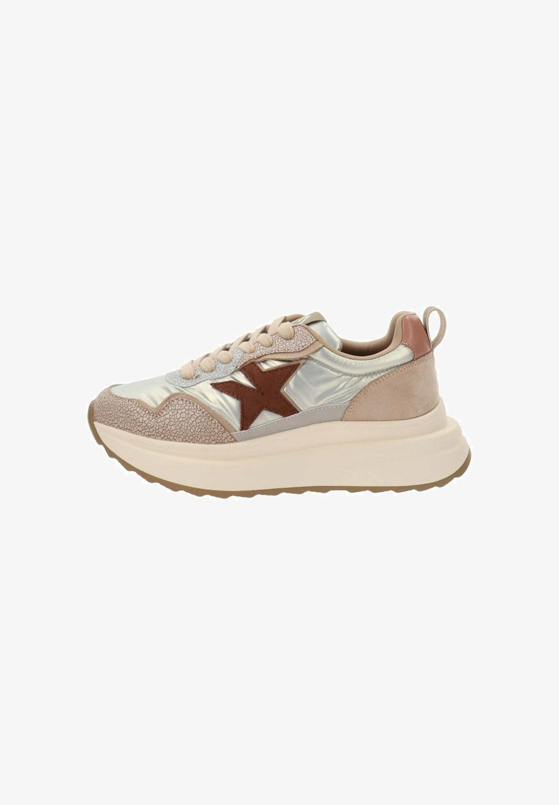Sneaker con una toma metallica di colore argento, dettagli in suede beige, logo a stella marrone, punta testurizzata e una spessa suola bianca con una suola beige.