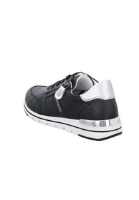 Schwarzer Sportschuh mit durchlöchertem Design, silbernen Akzenten und dekorativem Reißverschluss. Verfügt über eine weiße Sohle mit silbernem Absatzdetail.